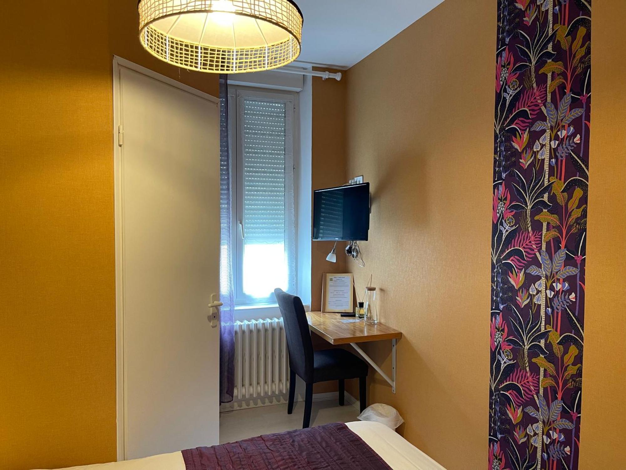 Logis Hotel Restaurant Cazes Arazat Laissac Exterior photo
