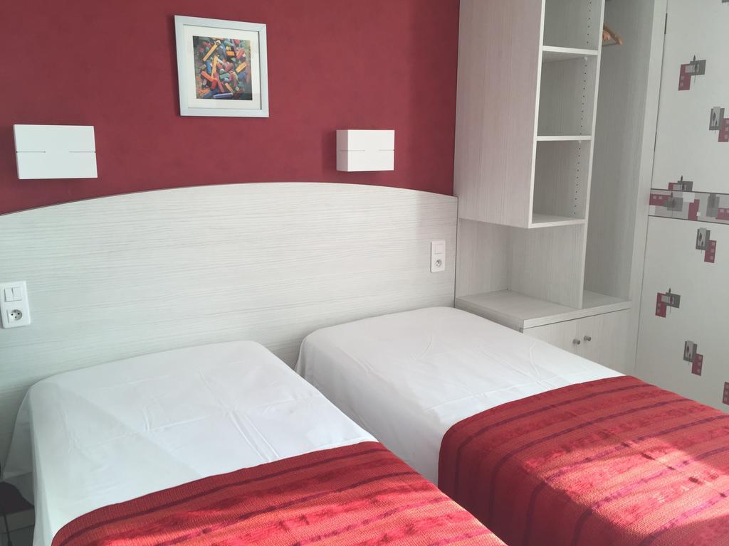 Logis Hotel Restaurant Cazes Arazat Laissac Exterior photo