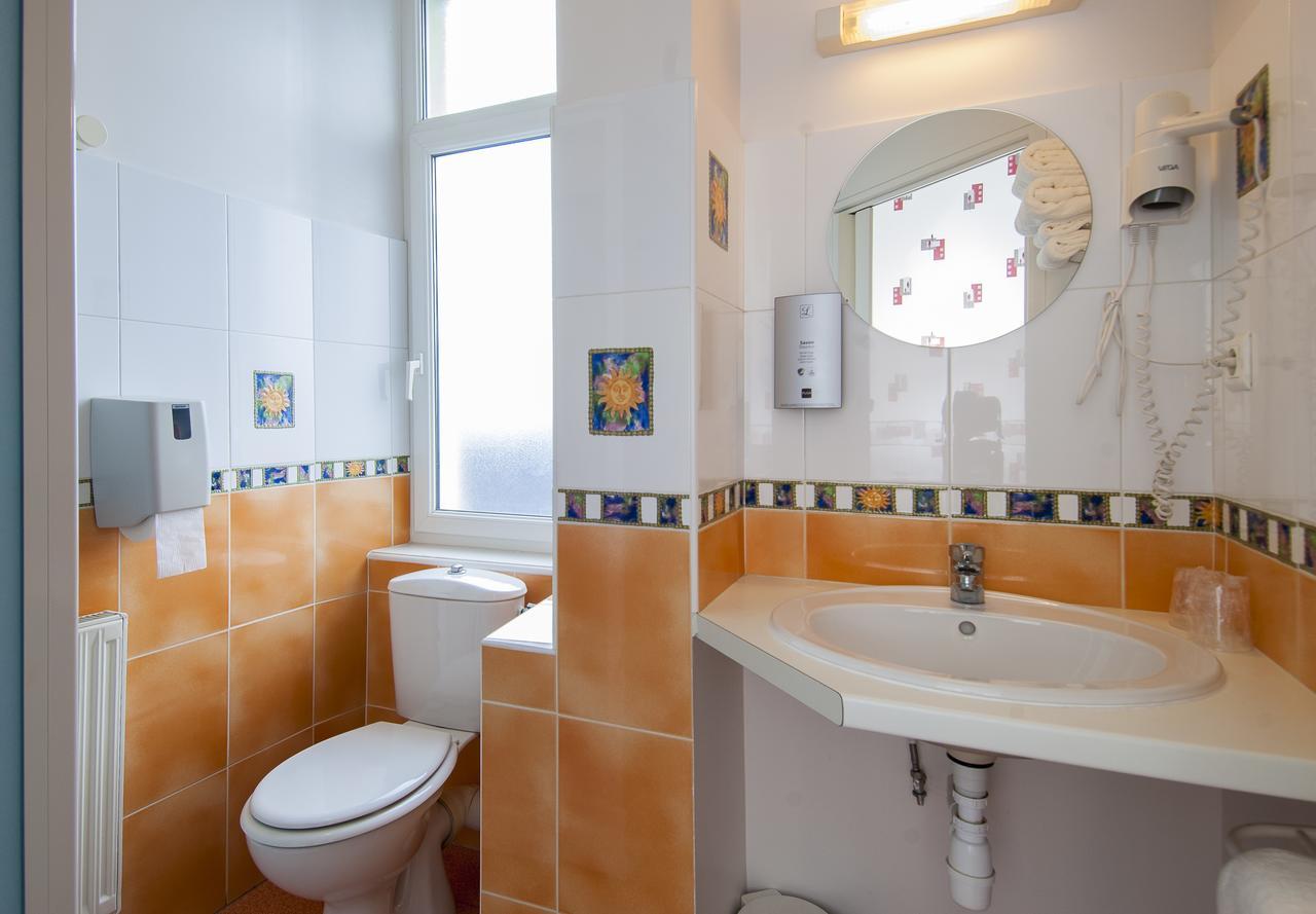 Logis Hotel Restaurant Cazes Arazat Laissac Exterior photo