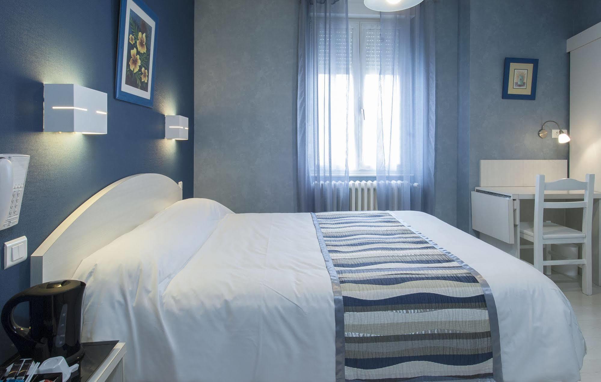 Logis Hotel Restaurant Cazes Arazat Laissac Exterior photo