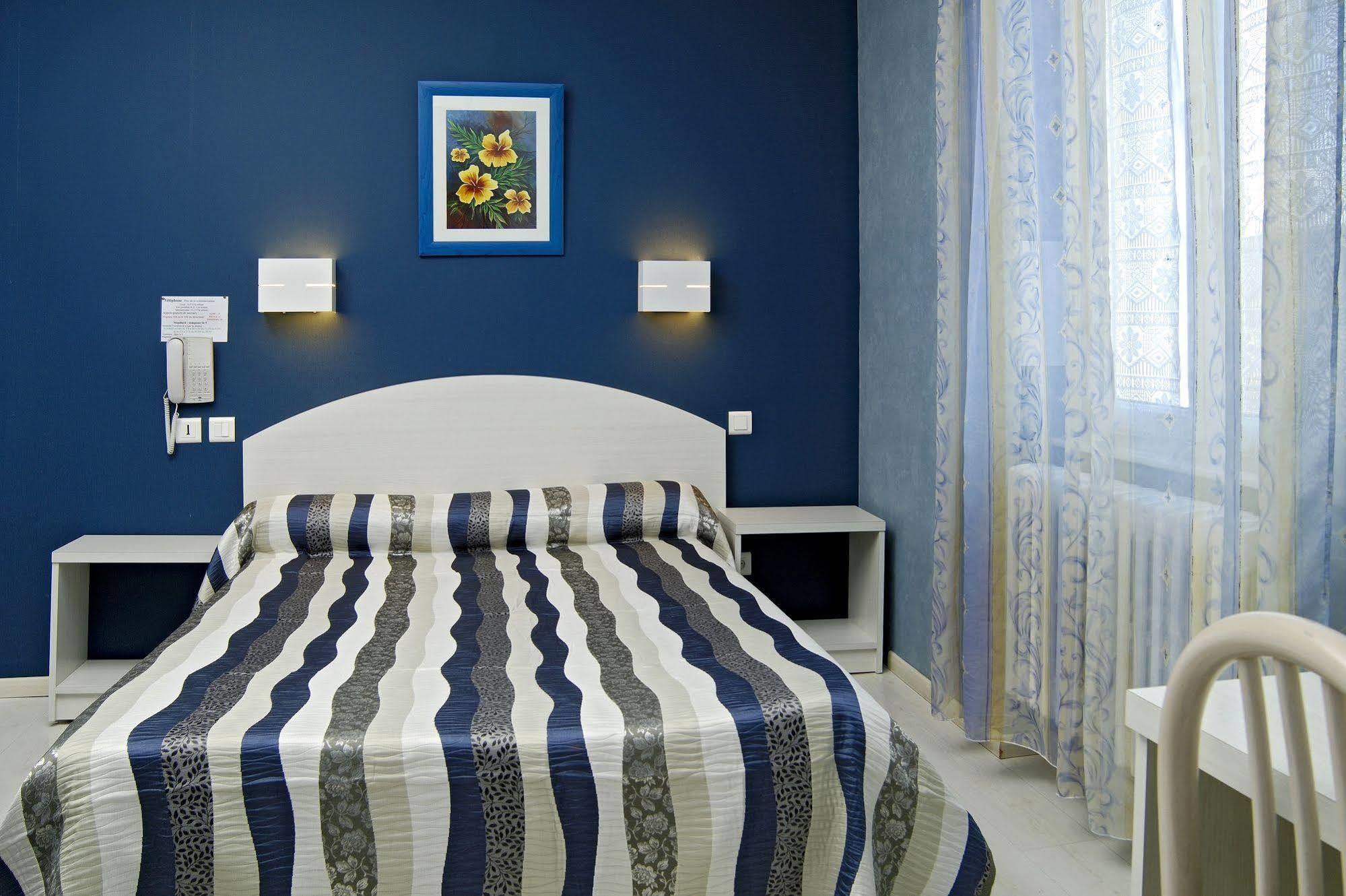 Logis Hotel Restaurant Cazes Arazat Laissac Exterior photo