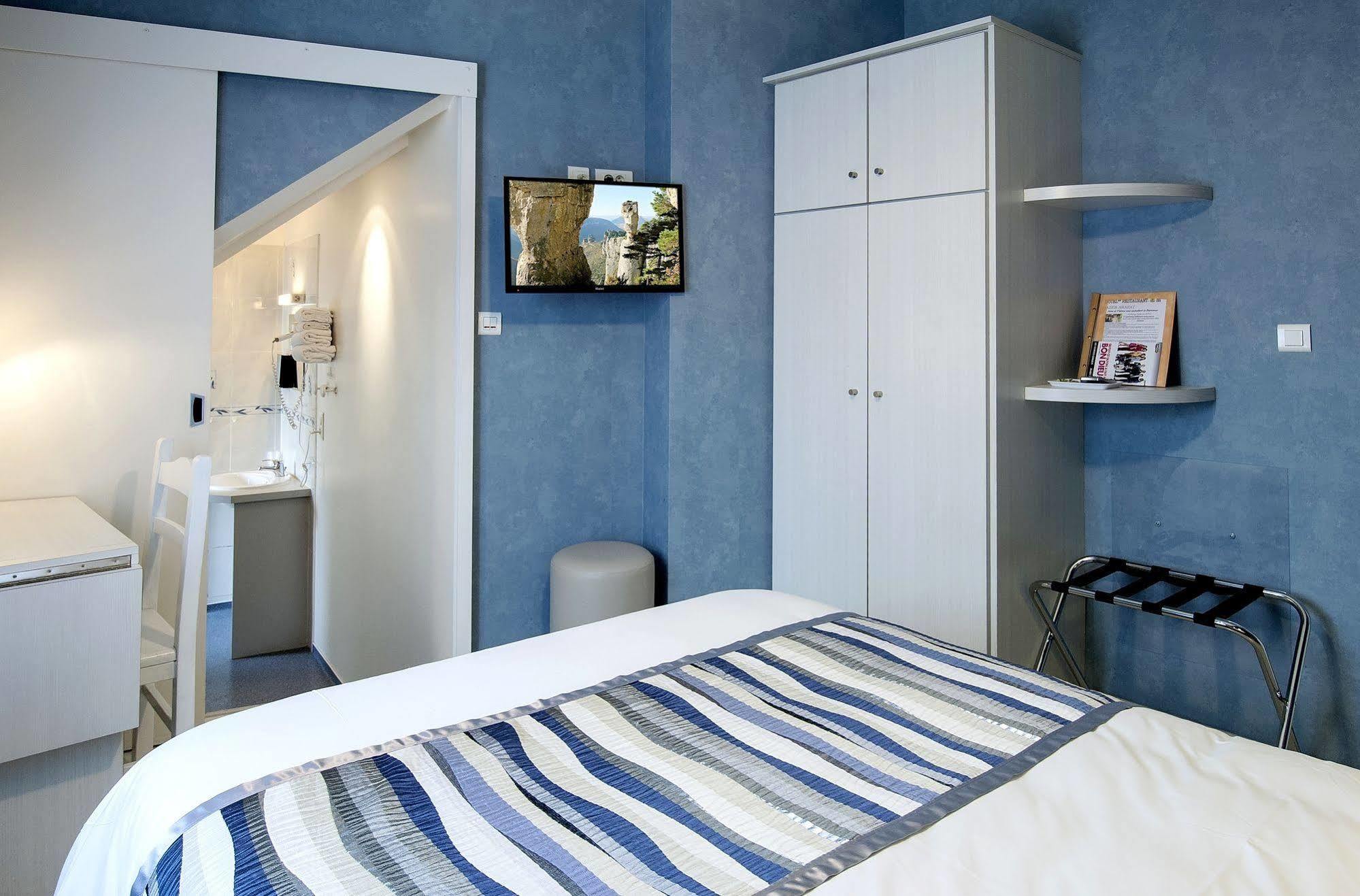 Logis Hotel Restaurant Cazes Arazat Laissac Exterior photo