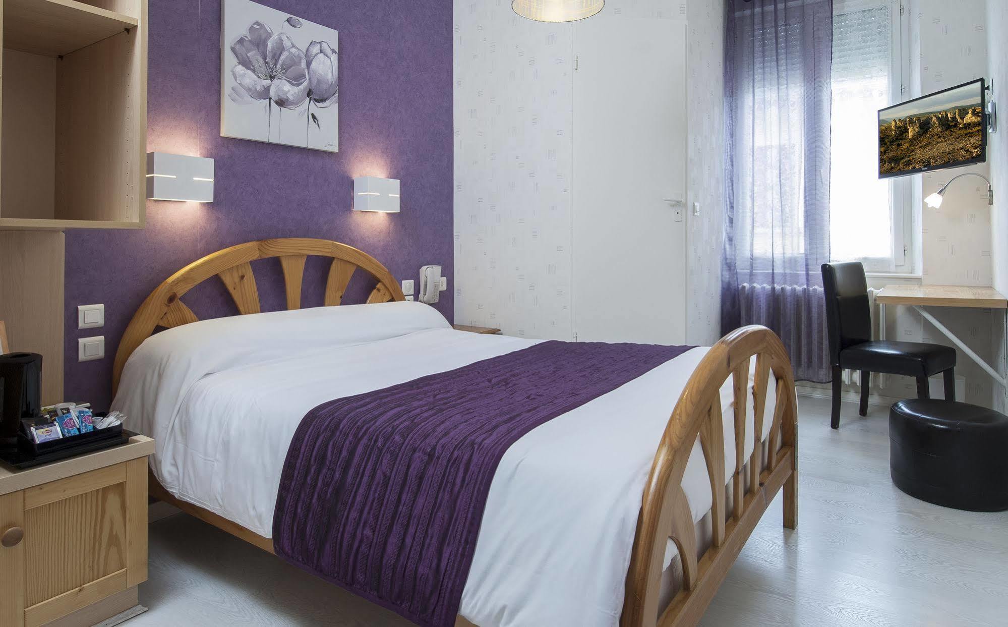 Logis Hotel Restaurant Cazes Arazat Laissac Exterior photo