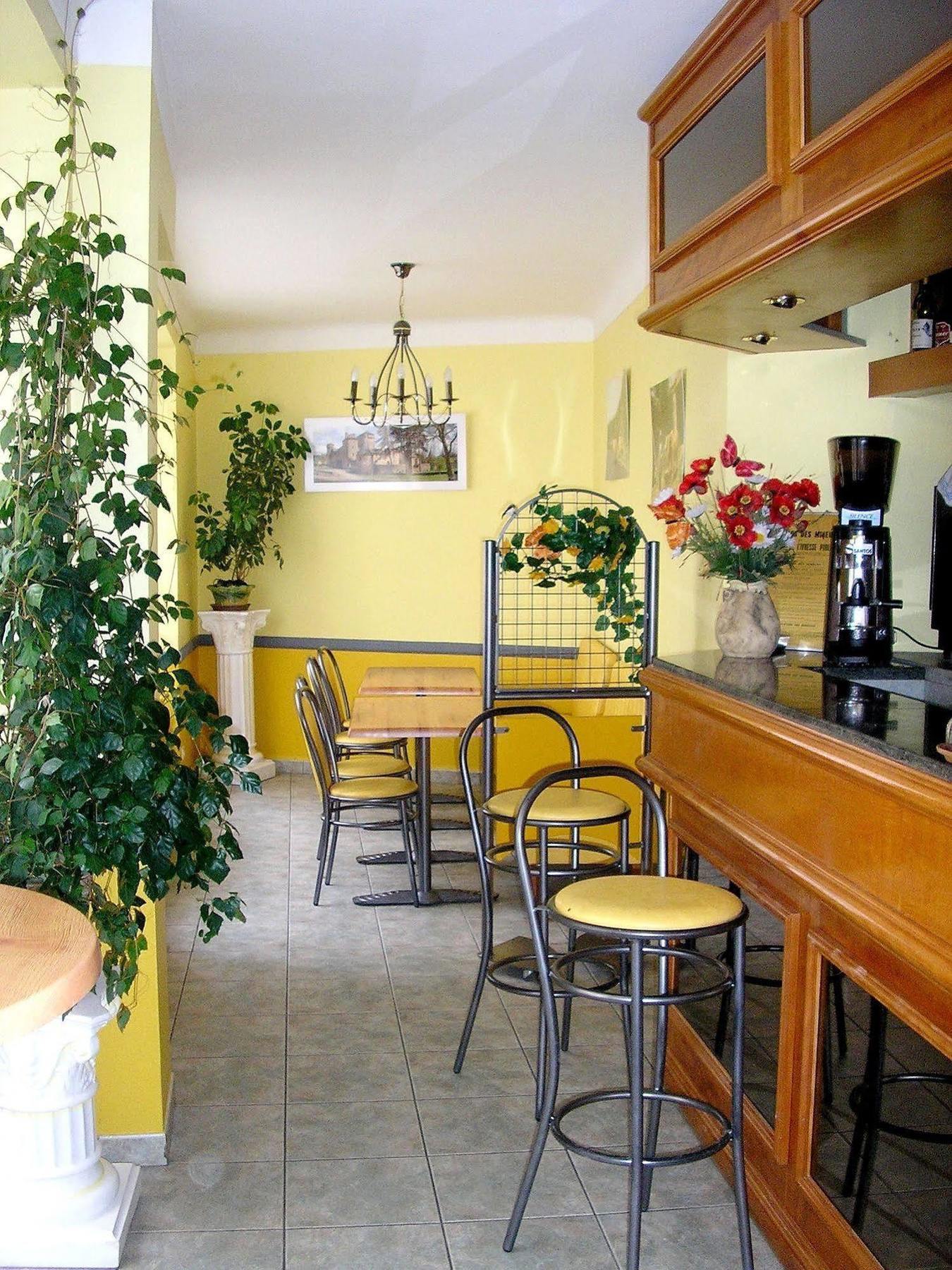 Logis Hotel Restaurant Cazes Arazat Laissac Exterior photo