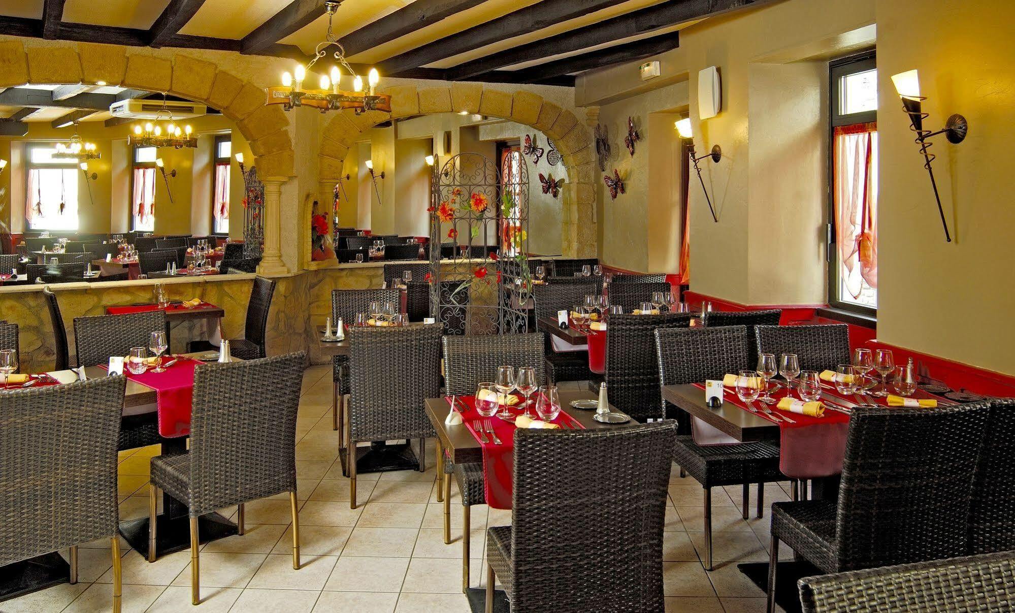 Logis Hotel Restaurant Cazes Arazat Laissac Exterior photo